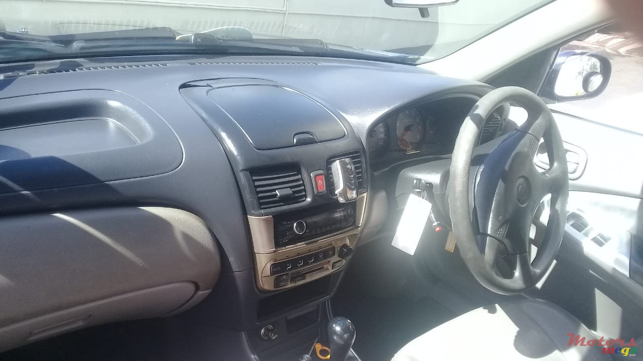 2002' Nissan photo #2