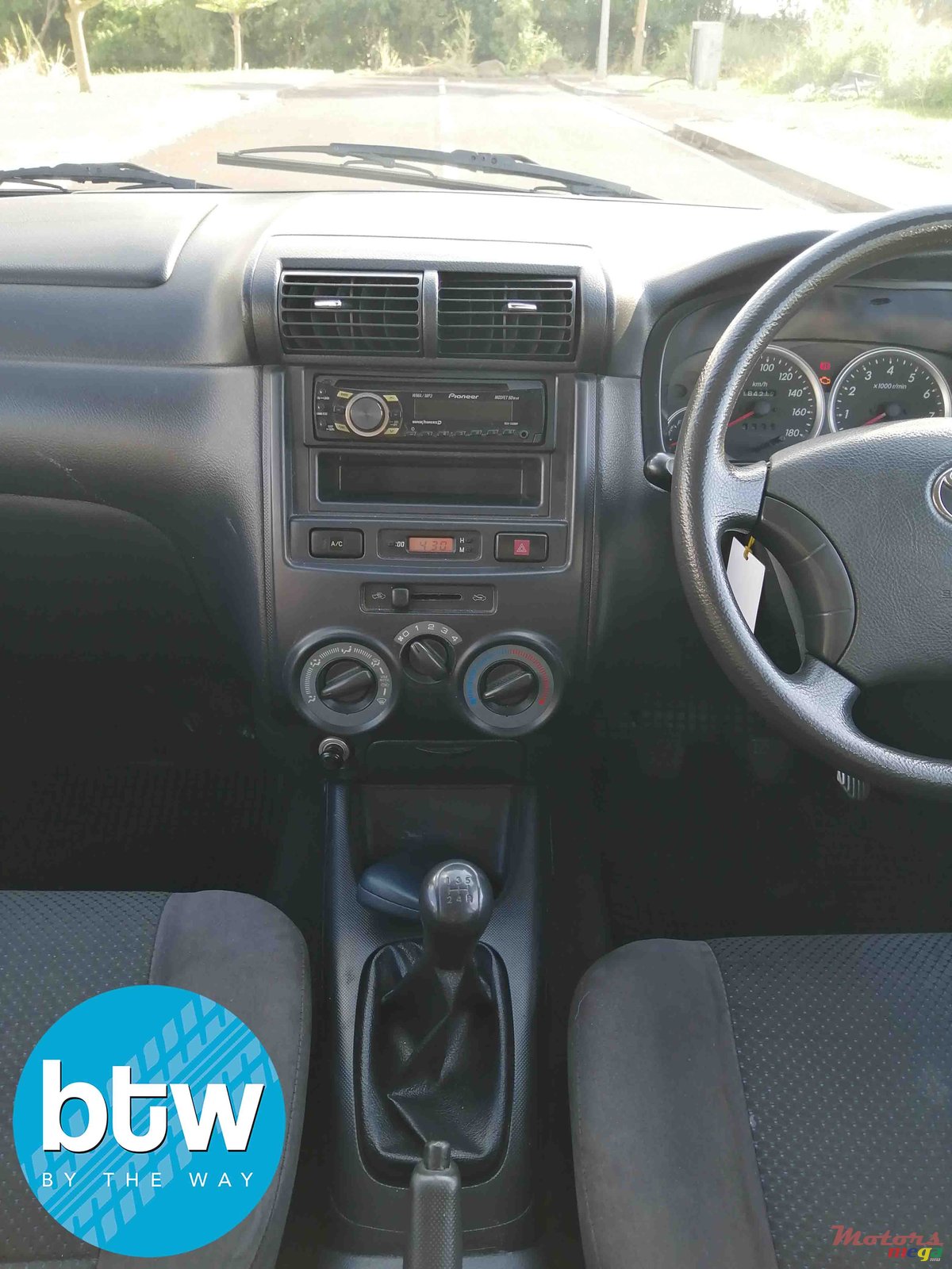 2011' Toyota Avanza photo #5