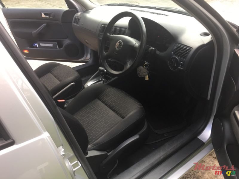 2002' Volkswagen Golf photo #2