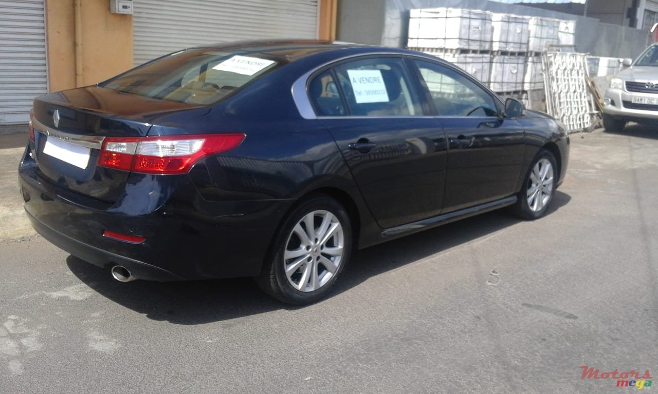 2011' Renault Latitude photo #3