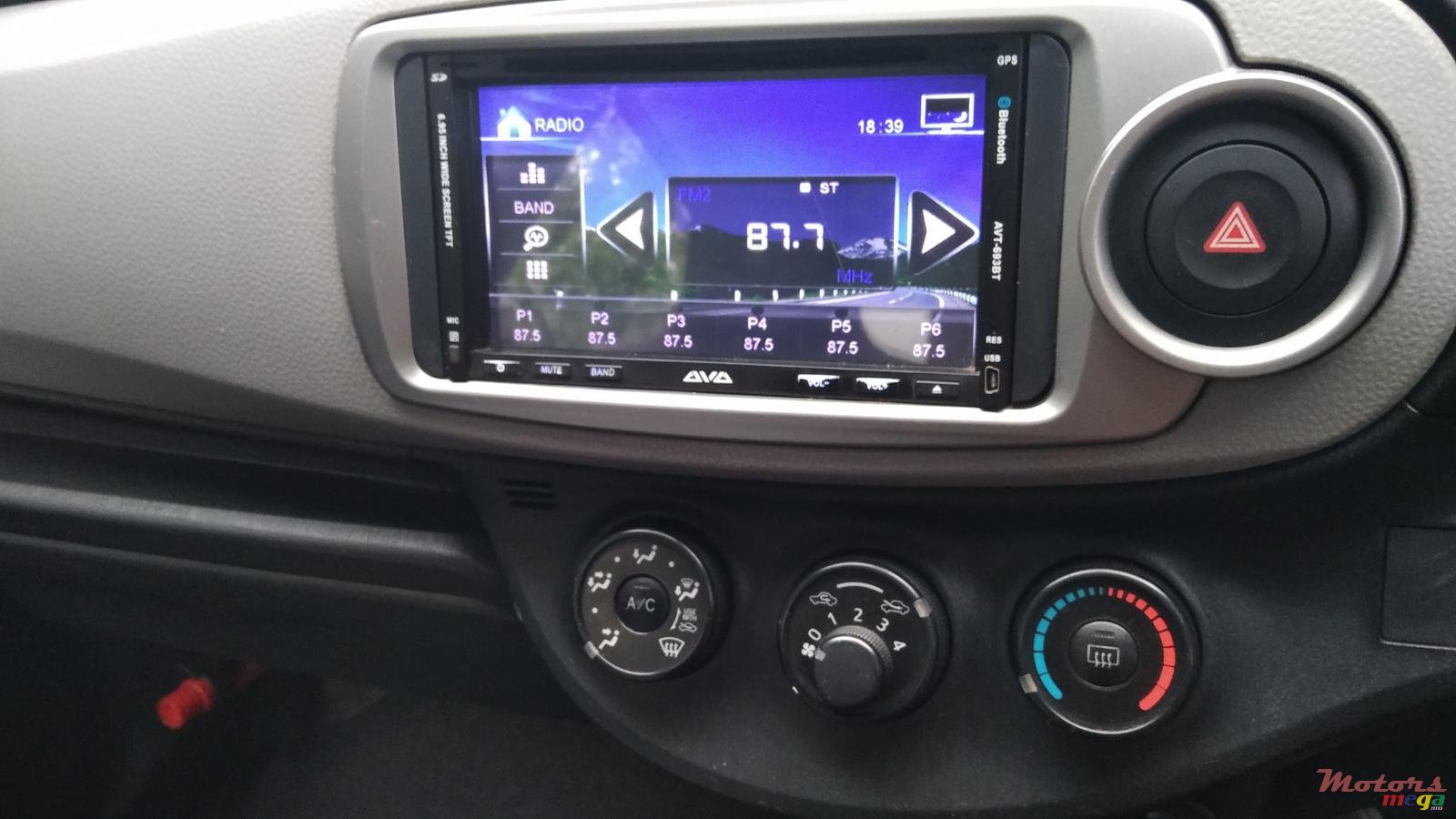 2011' Toyota Vitz photo #7