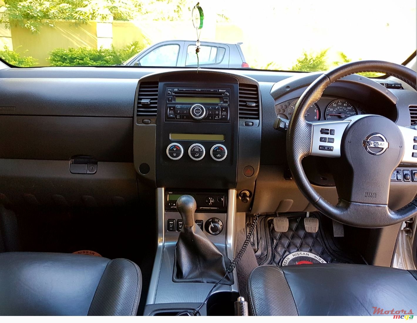 2011' Nissan Navara photo #6