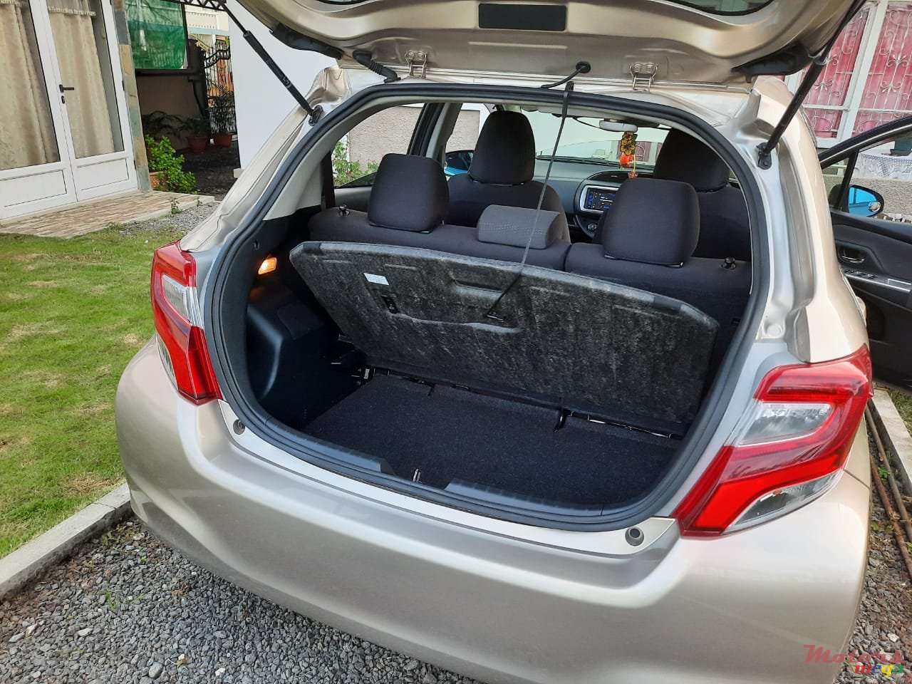 2014' Toyota Vitz photo #3