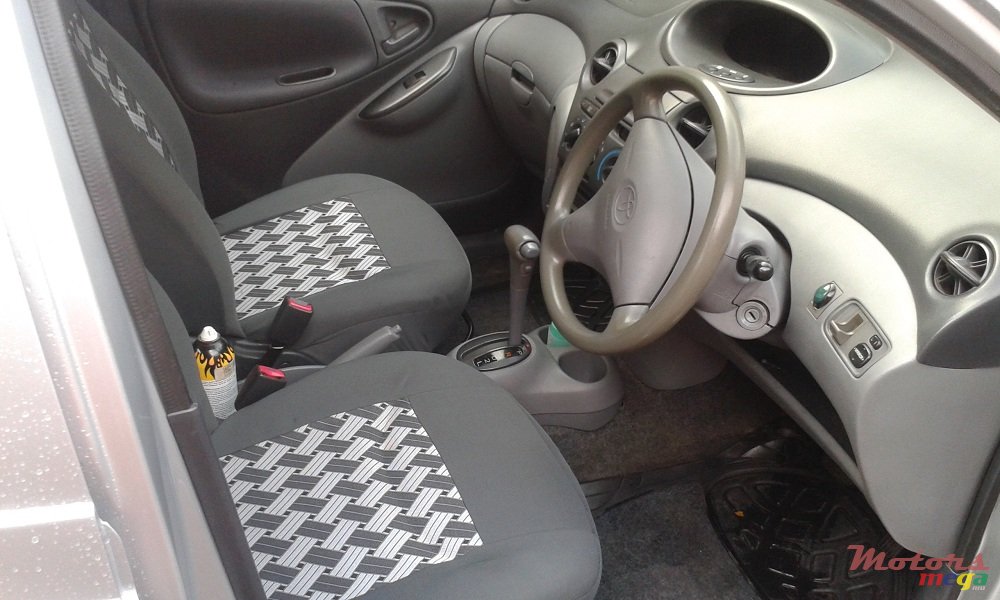 2001' Toyota Vitz photo #4