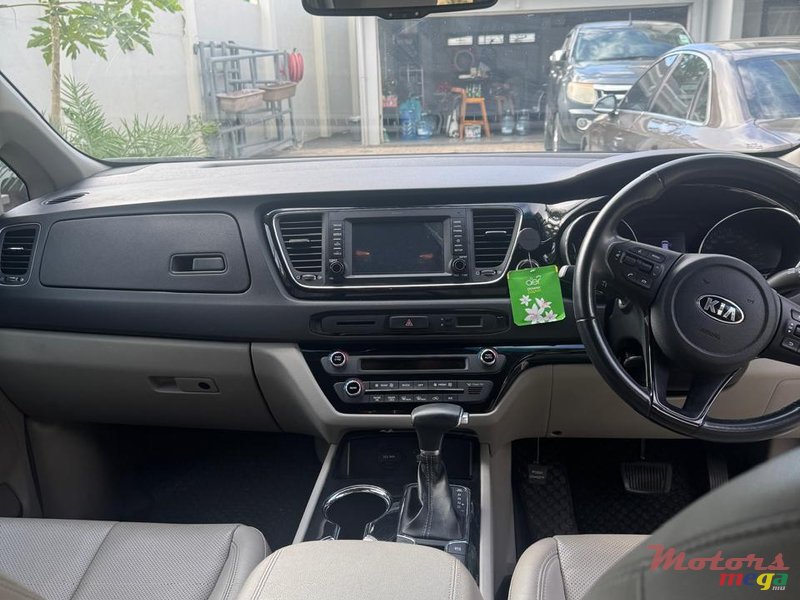 2019' Kia Carnival photo #4