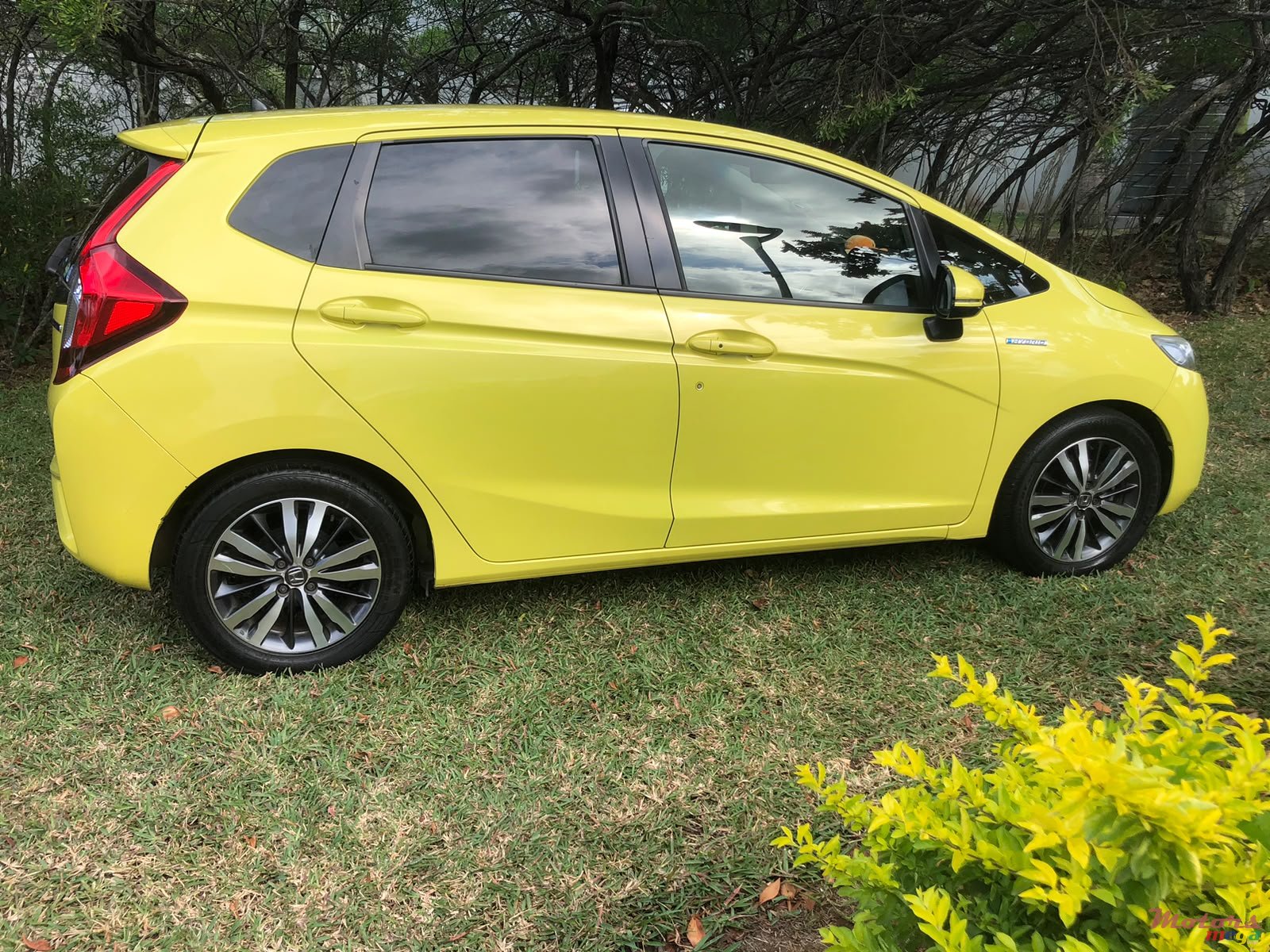 2013' Honda Fit Hybrid photo #2