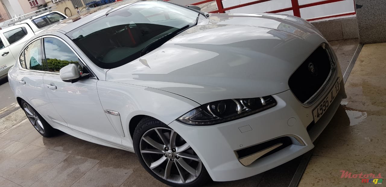 2013' Jaguar XF photo #2