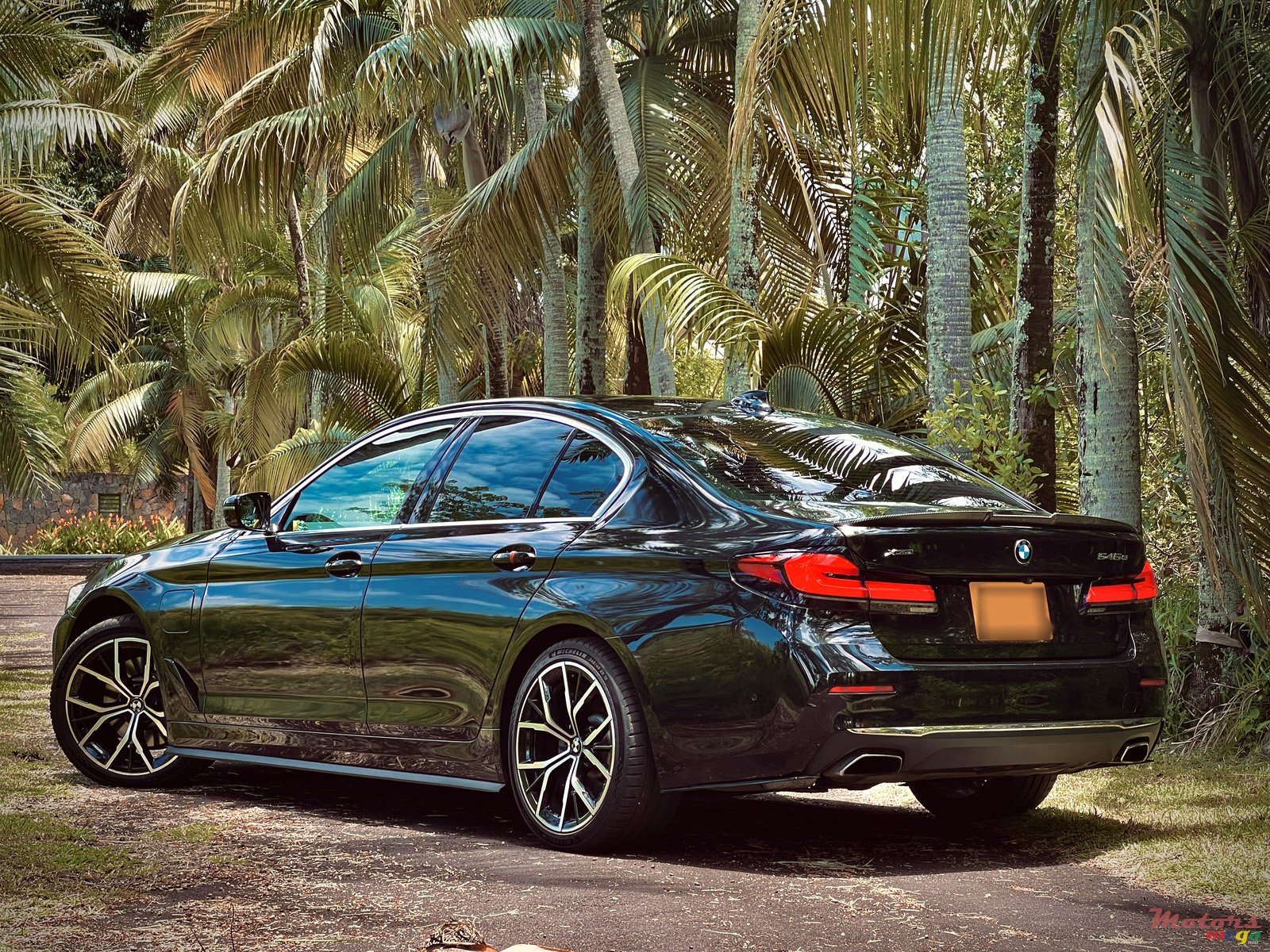 2020' BMW 5 Series 530E photo #2