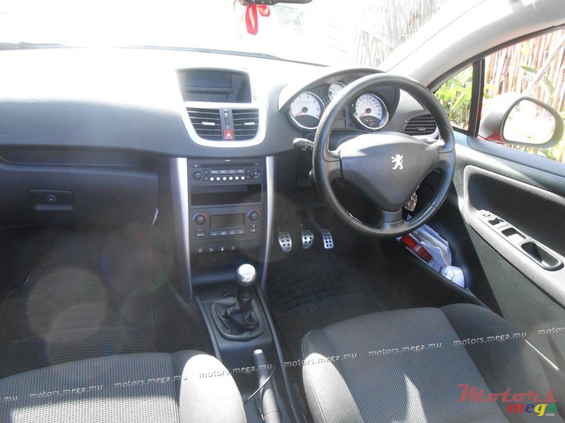 2008' Peugeot photo #2