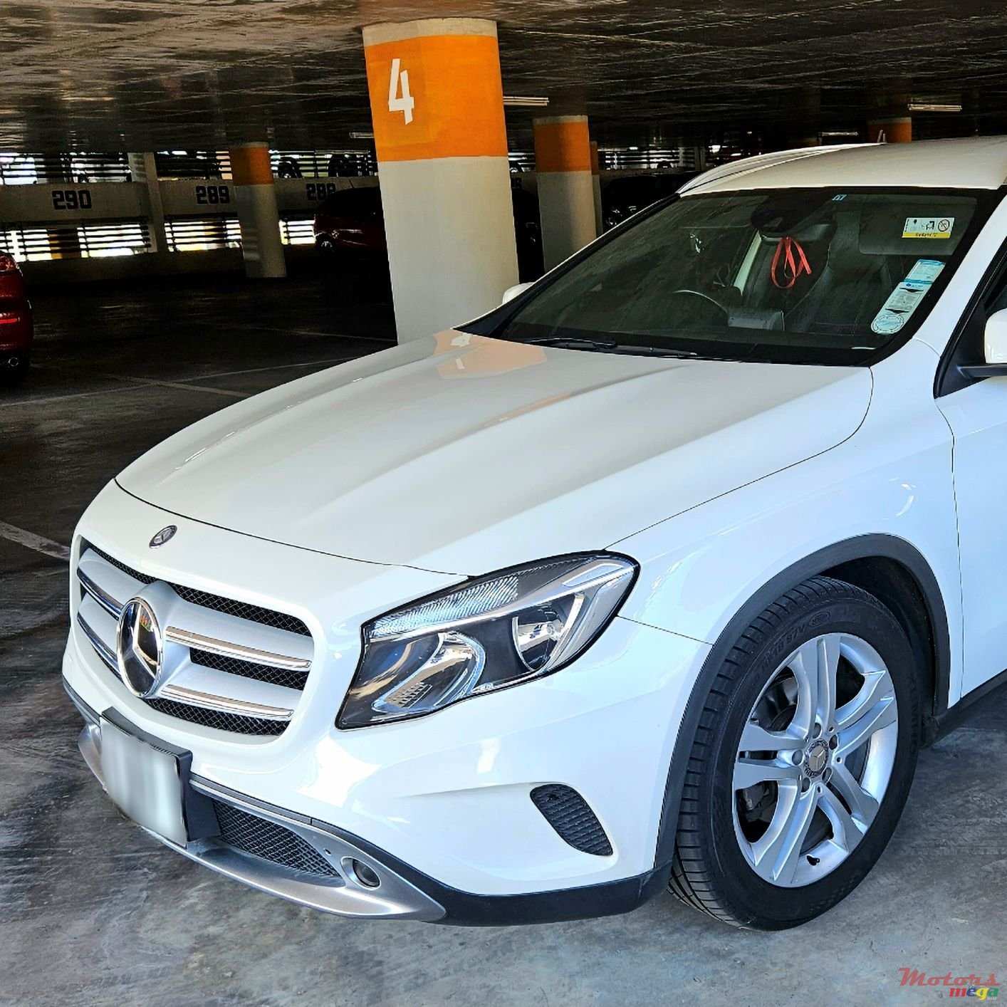 2014' Mercedes-Benz GLA 180 photo #1