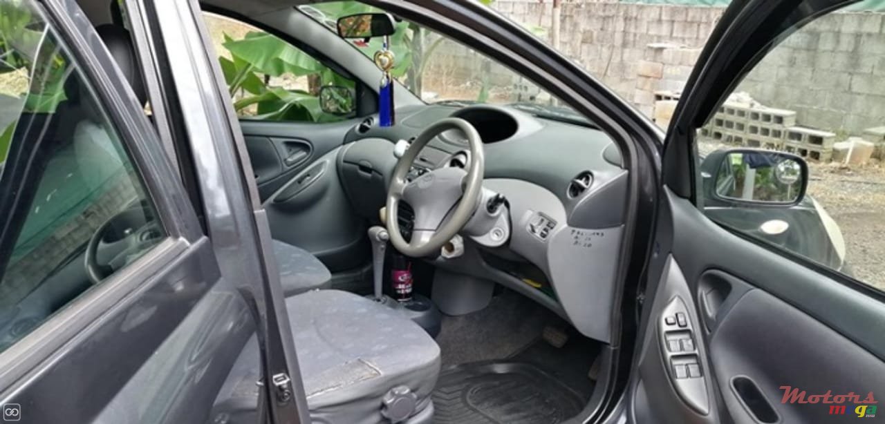 2001' Toyota Vitz photo #2