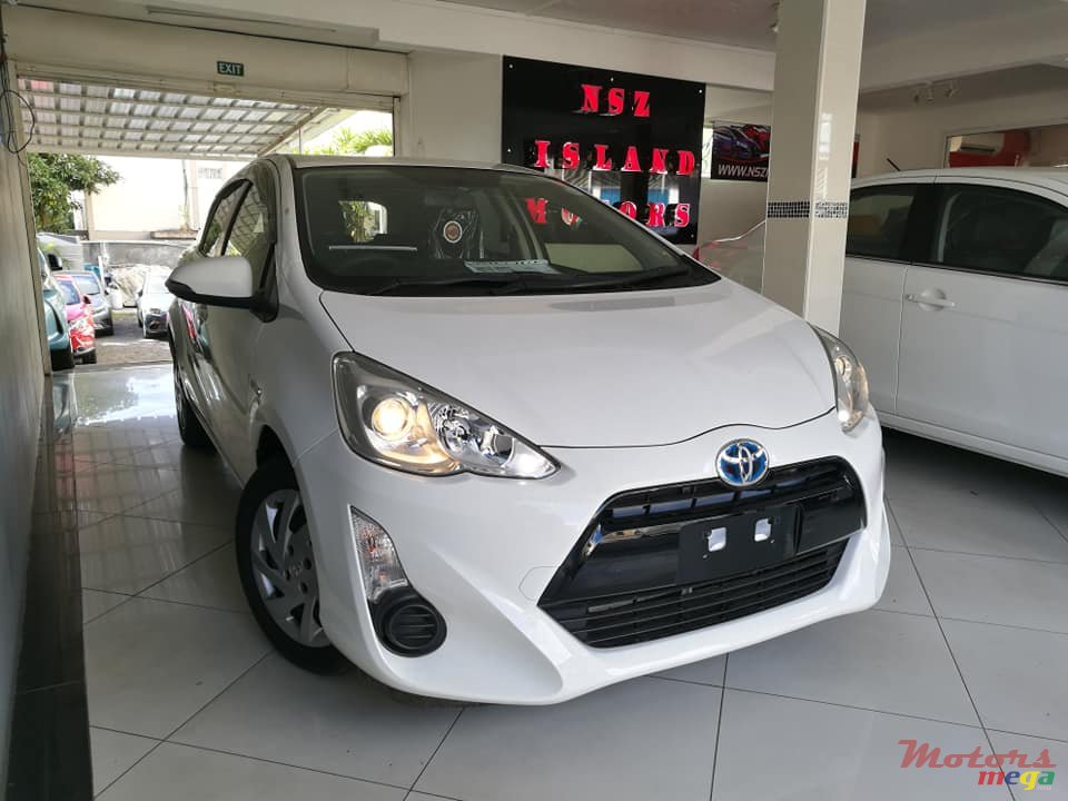 2015' Toyota Aqua photo #1