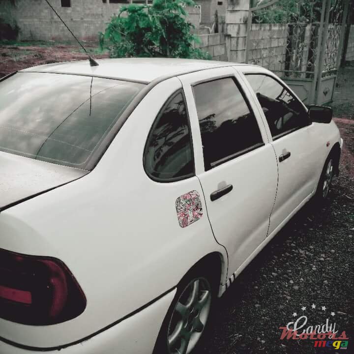 1999' Volkswagen Polo Classic photo #1