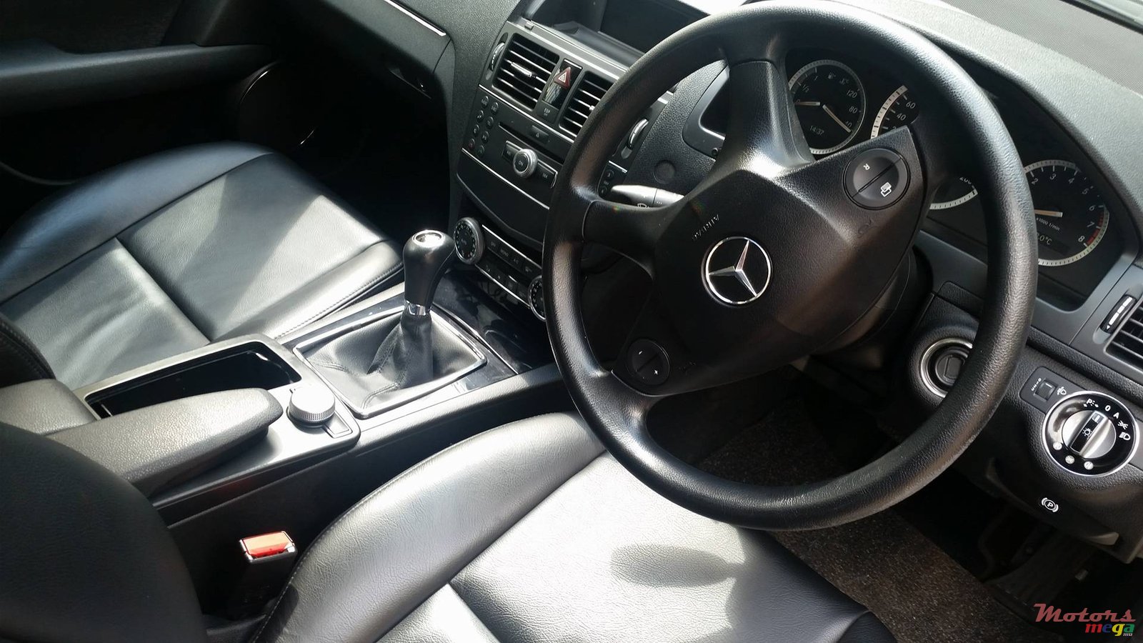 2009' Mercedes-Benz C-Class C200 photo #3