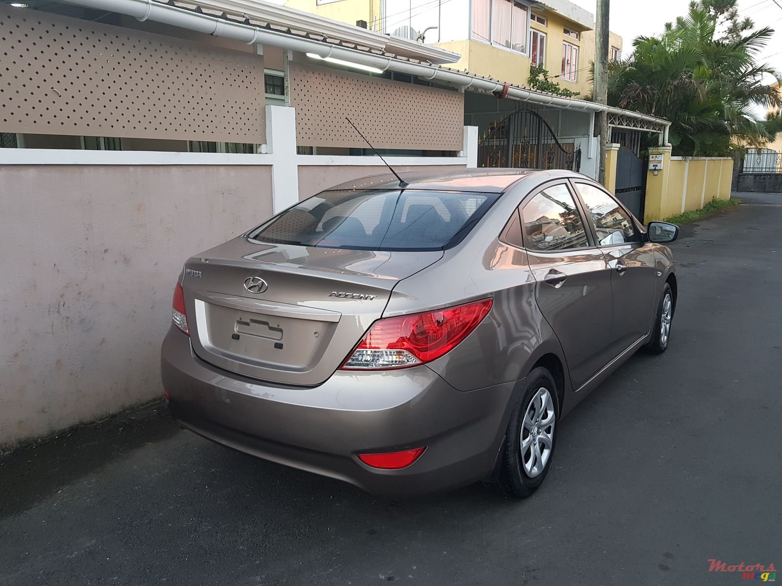 2011' Hyundai Accent photo #4