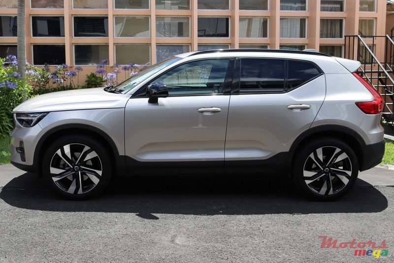 2023' Volvo XC40 photo #2