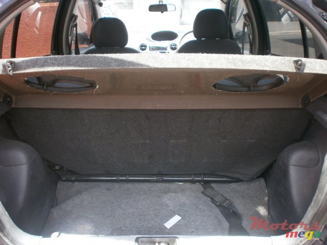 2001' Toyota Vitz photo #5