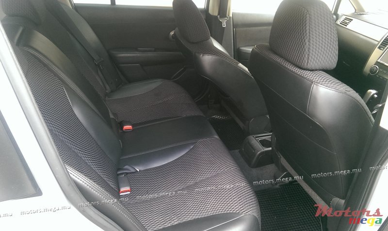 2009' Nissan Tiida H/back photo #4