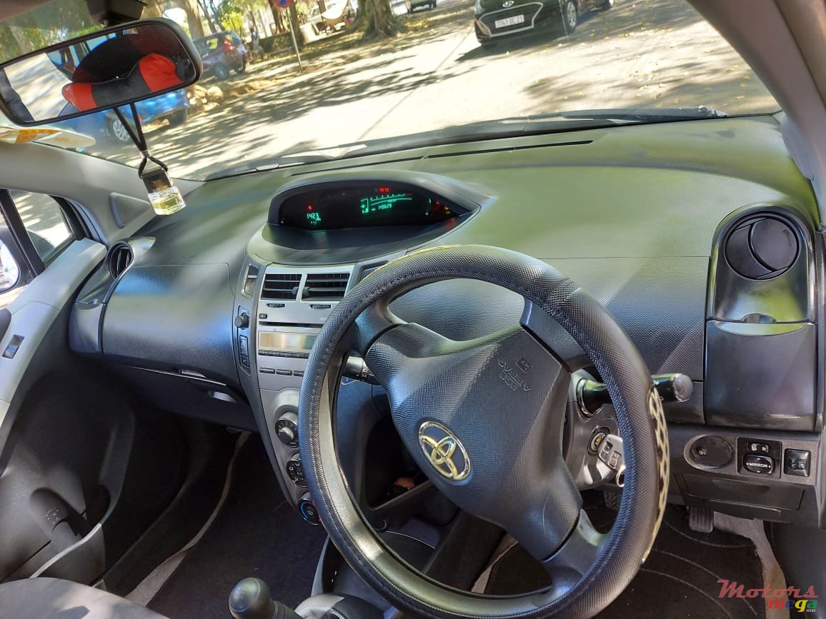 2009' Toyota Vitz photo #3