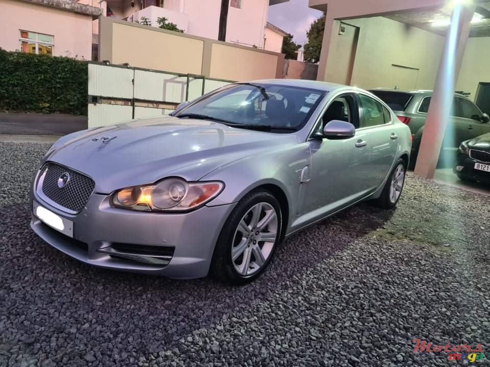 2011' Jaguar XF photo #2