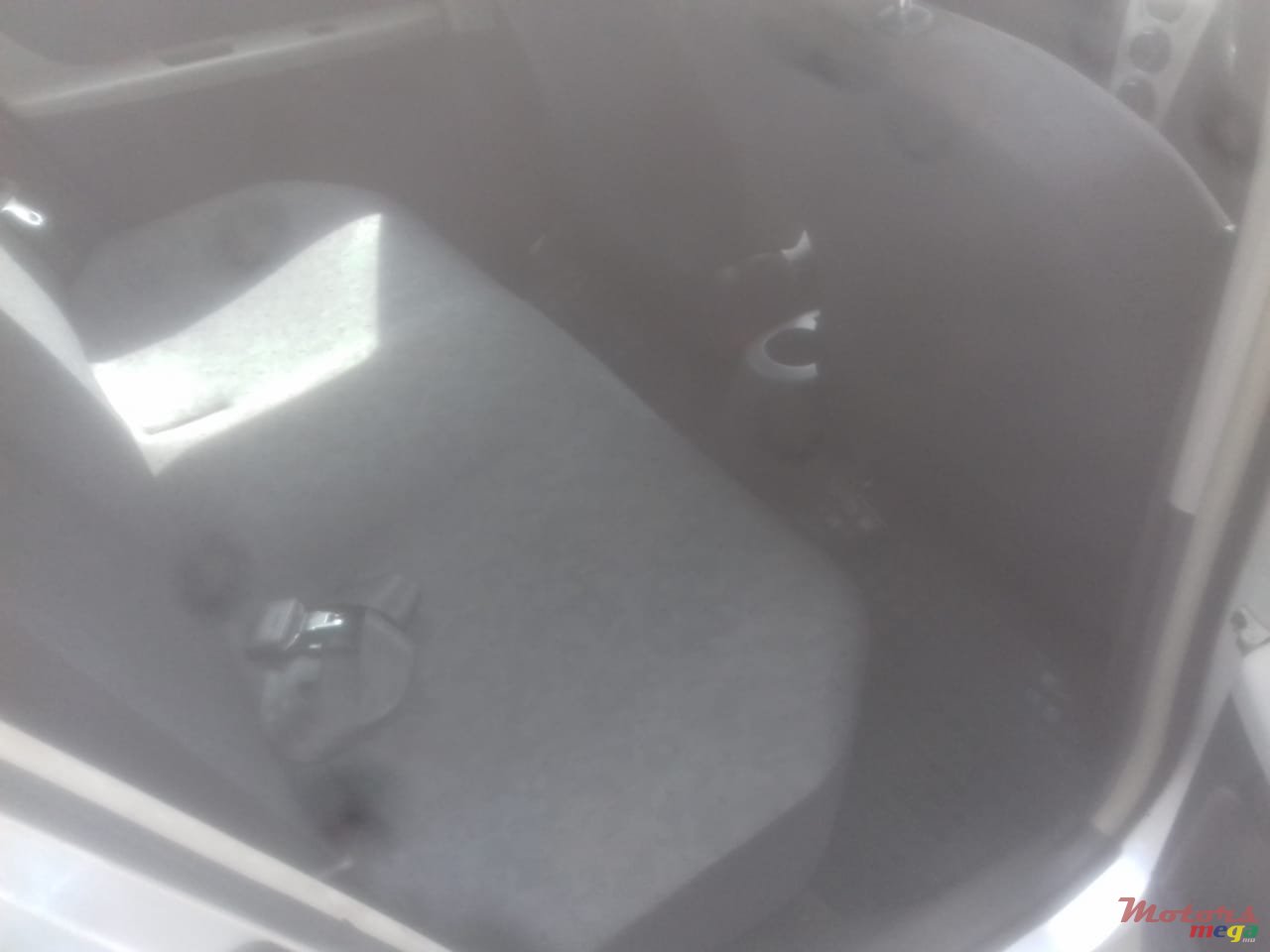 2011' Toyota Vitz photo #4