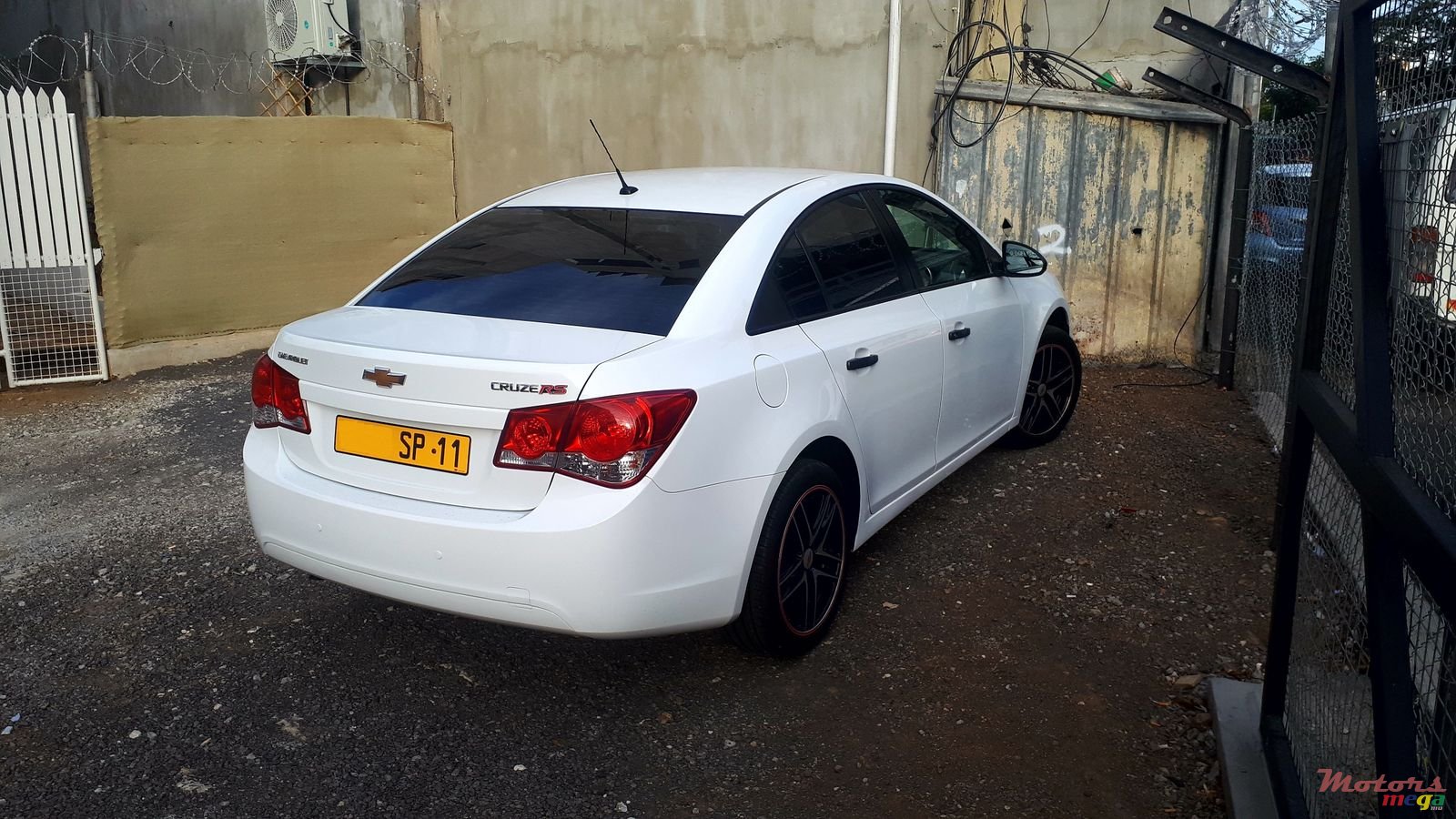 2011' Chevrolet Cruze photo #3