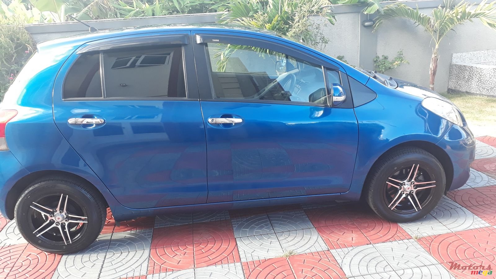 2010' Toyota Vitz photo #2