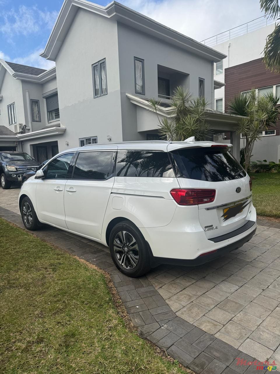 2019' Kia Carnival photo #2