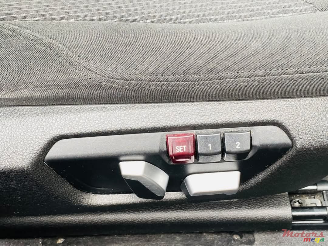 2018' BMW 318 photo #5