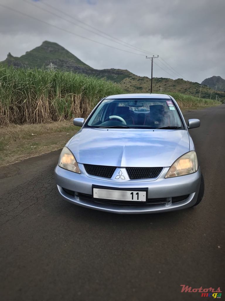 2011' Mitsubishi Lancer photo #2