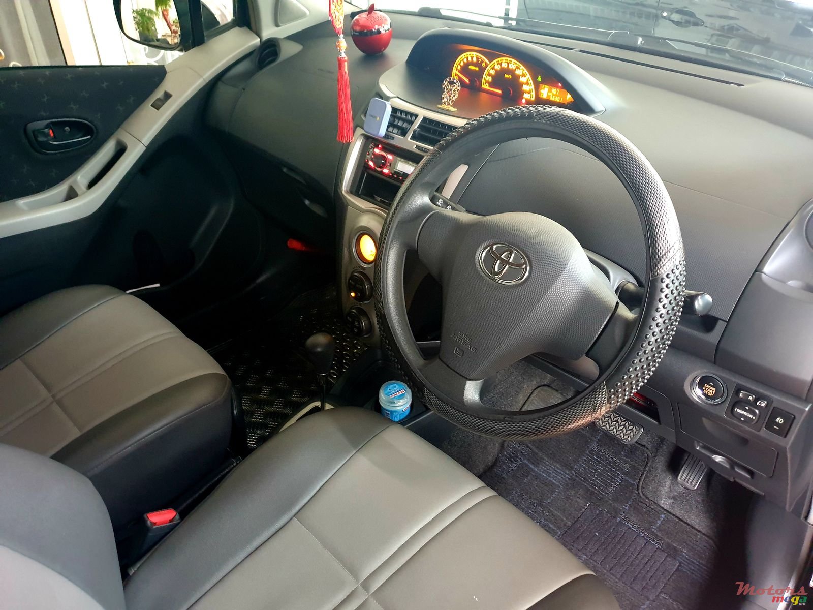 2008' Toyota Vitz photo #2