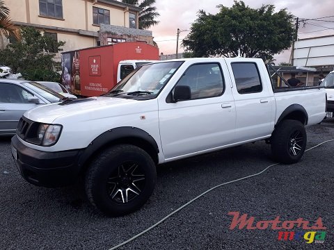 2002' Nissan Pickup 4x4 photo #3