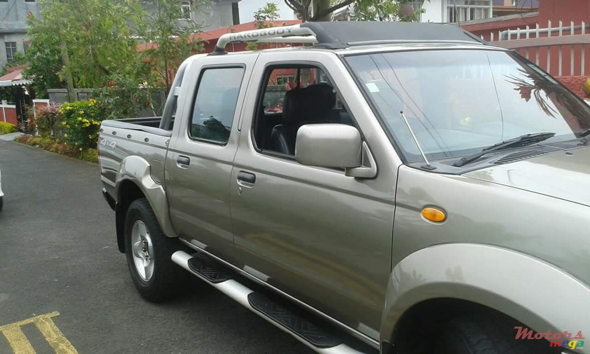 2005' Nissan Hardbody photo #1