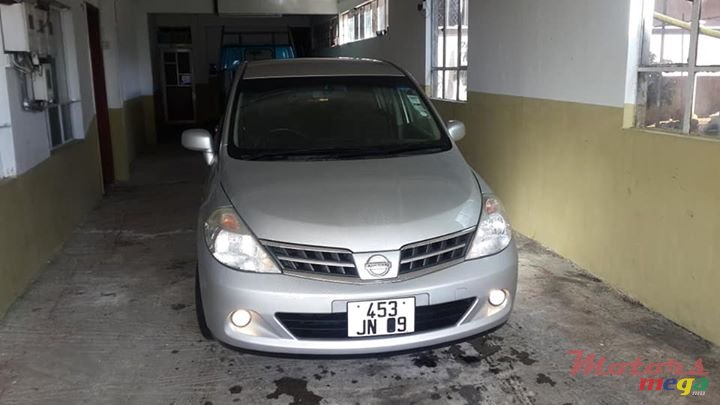 2009' Nissan Tiida Hatchback photo #2