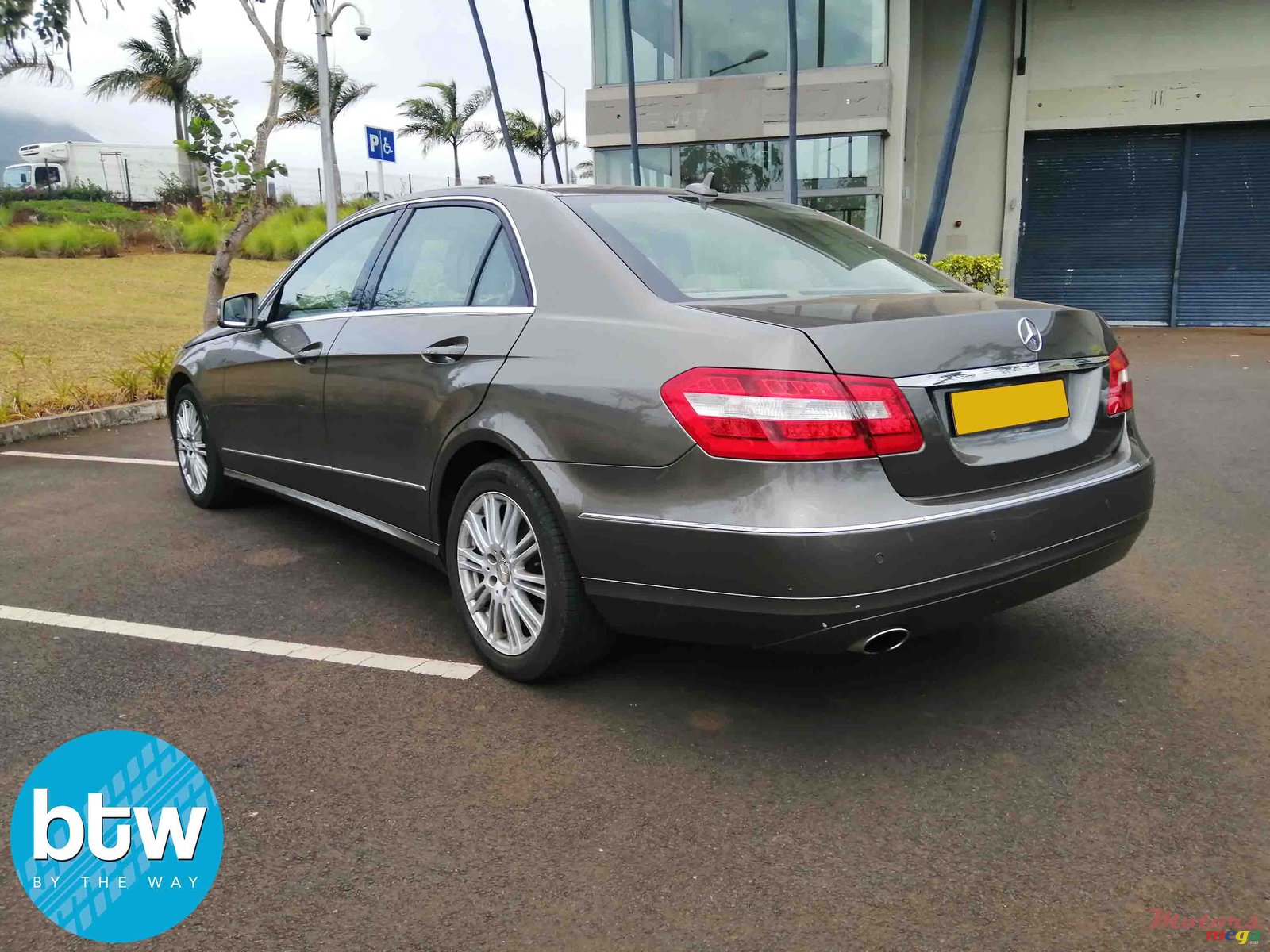 2013' Mercedes-Benz E-Class 200 photo #2