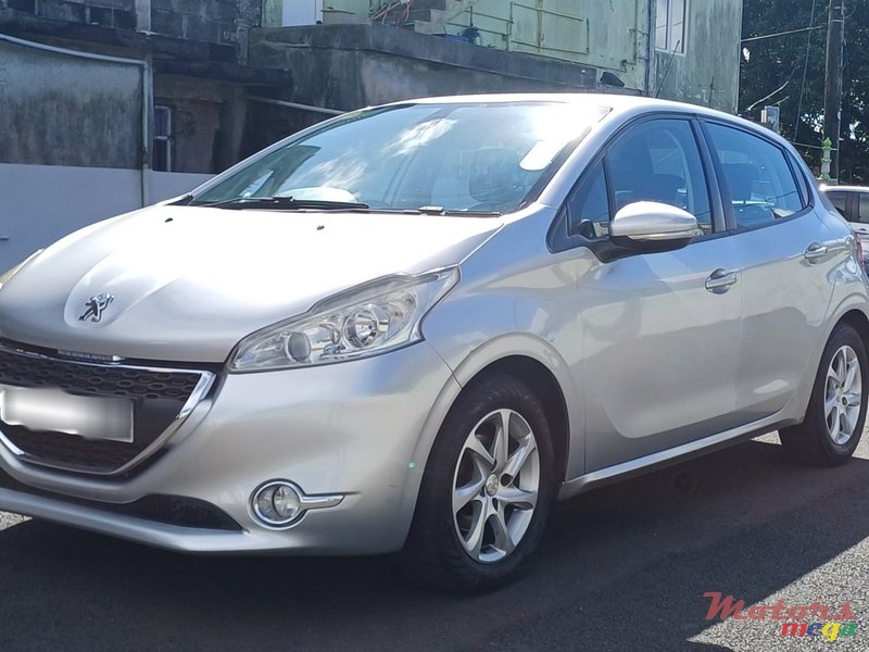 2013' Peugeot 208 photo #2