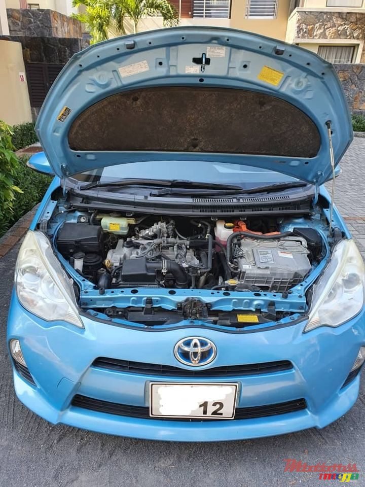 2012' Toyota Aqua photo #2