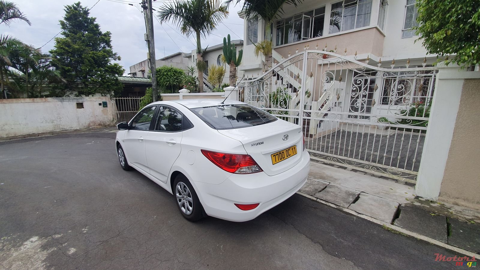 2011' Hyundai Accent photo #2