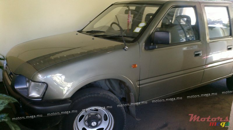 2000' Isuzu photo #1