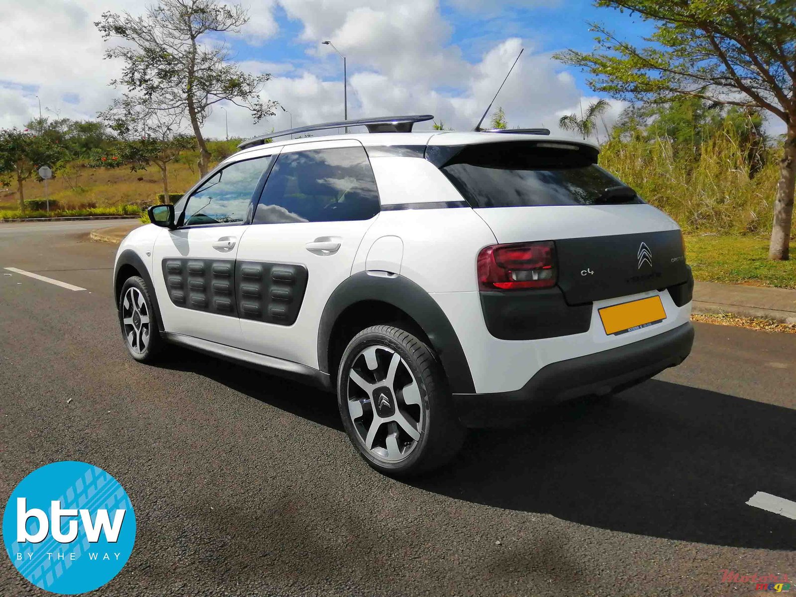2017' Citroen C4 Cactus 1.2 Turbo Puretech photo #2