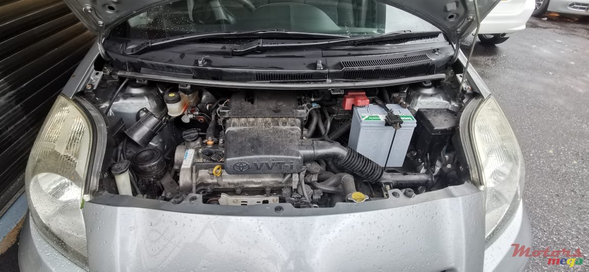 2007' Toyota Vitz RS photo #2