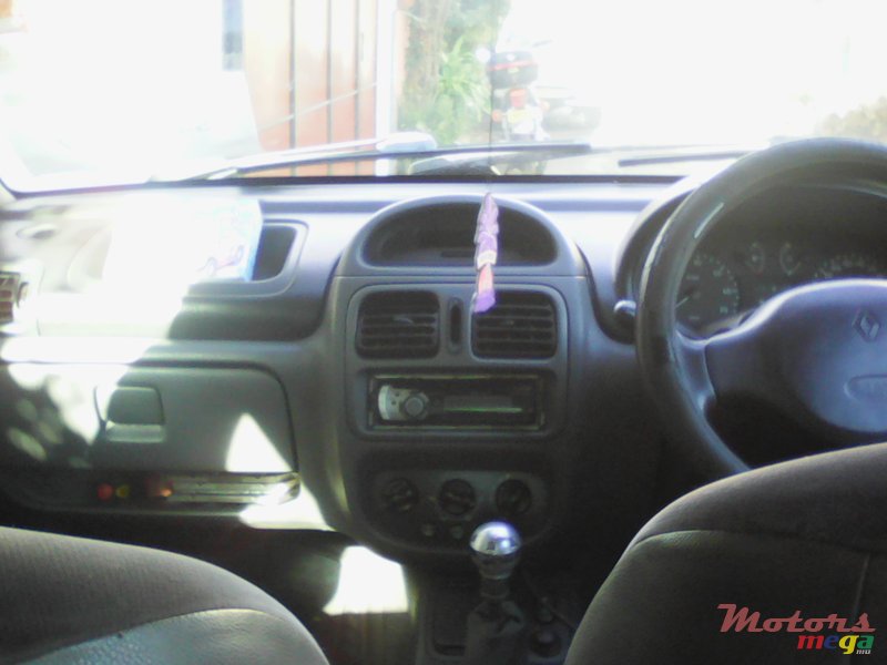 2000' Renault Clio photo #2