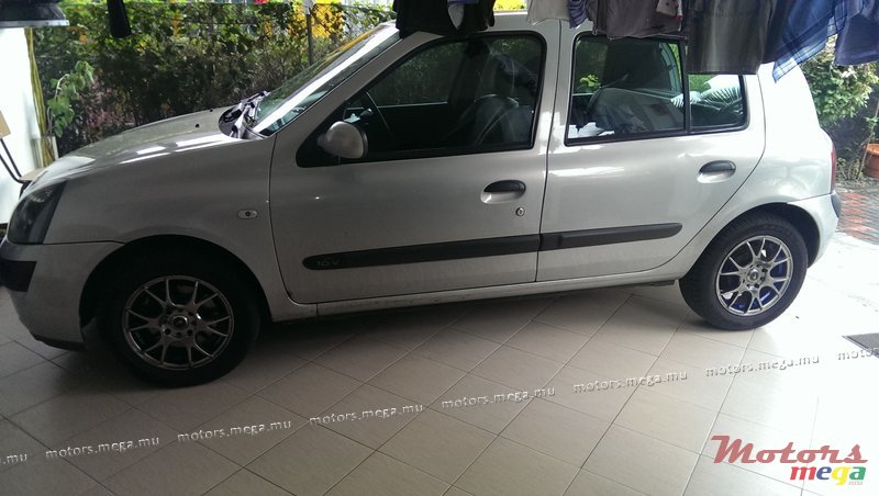 2005' Renault Clio photo #1