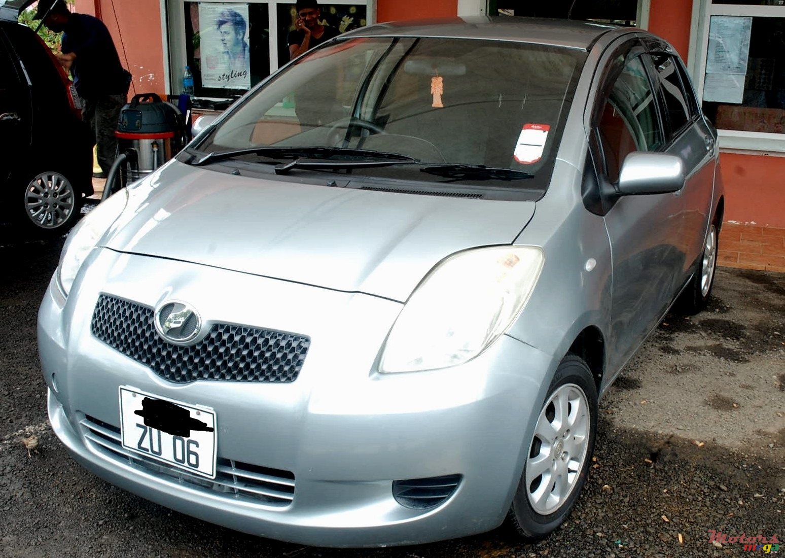 2006' Toyota Vitz photo #1