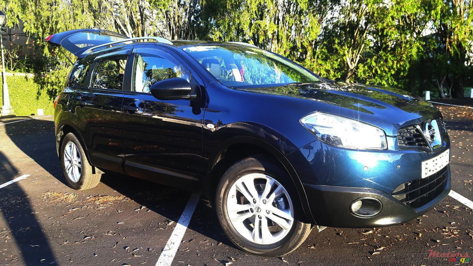 2010' Nissan Qashqai+2 photo #1