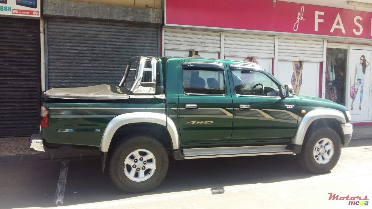 2005' Toyota Hilux photo #1