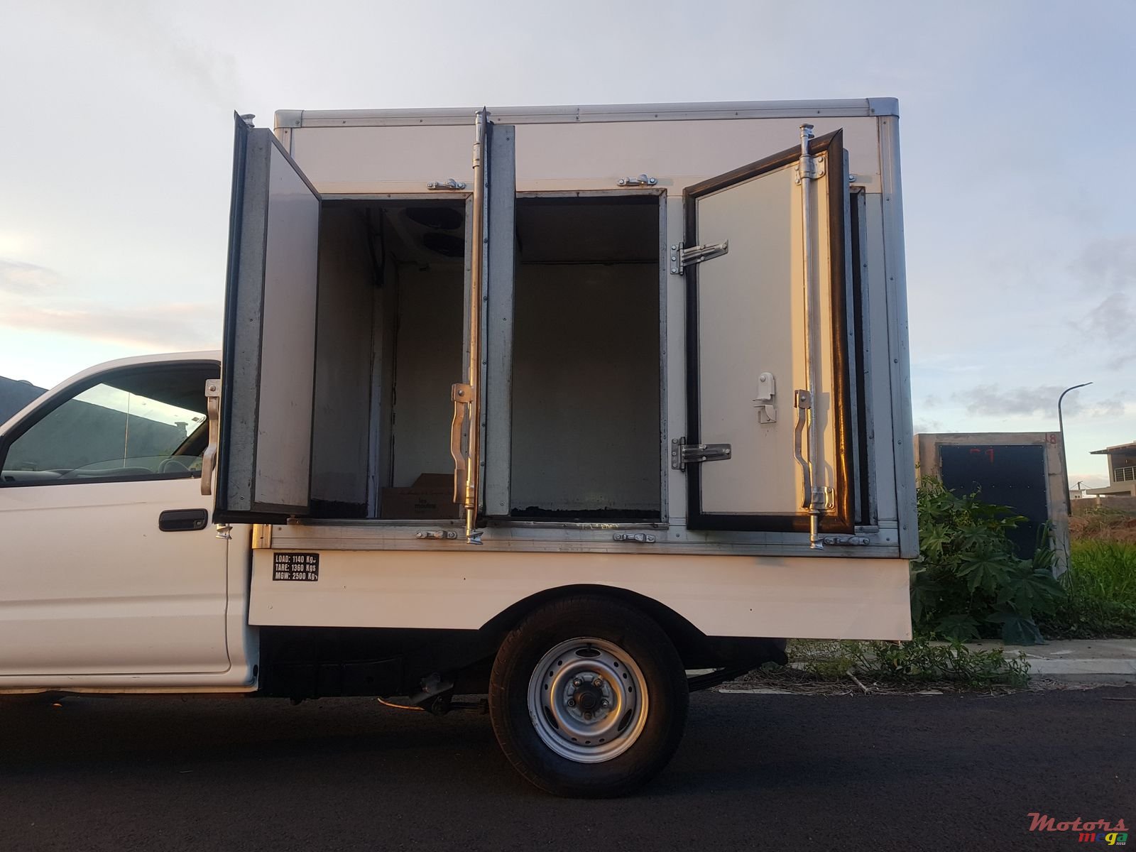 2005' Toyota Hilux 2x4 single cab photo #5