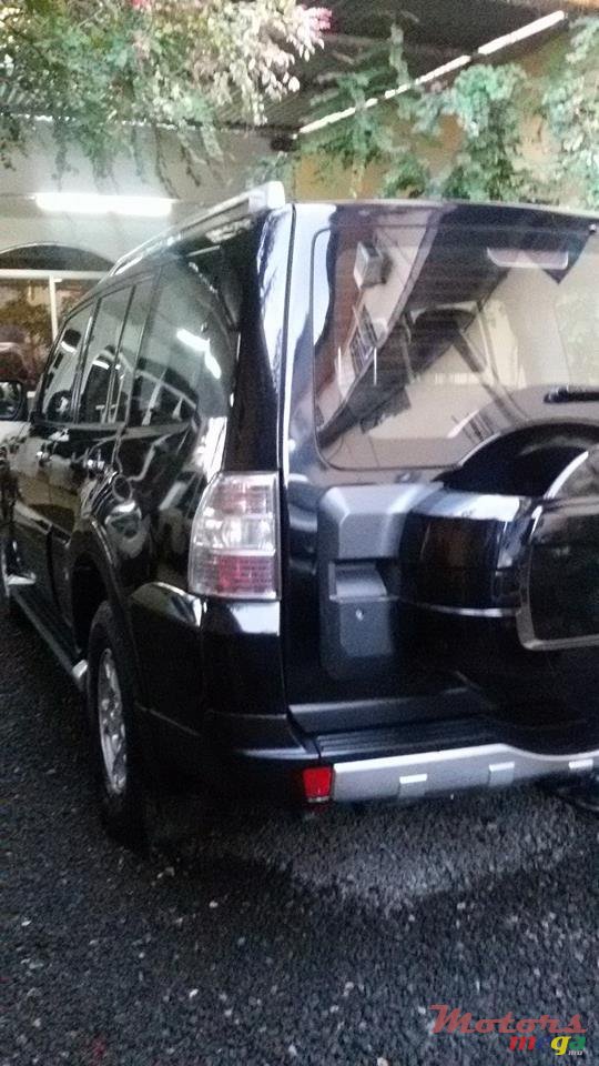 2007' Mitsubishi Pajero photo #2