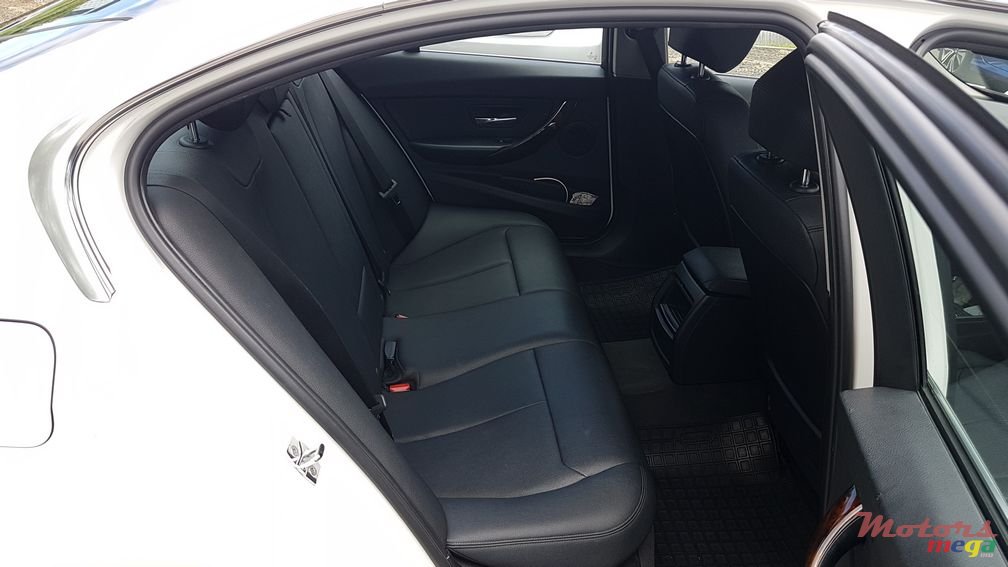 2012' BMW 3 Series Sedan Original photo #6