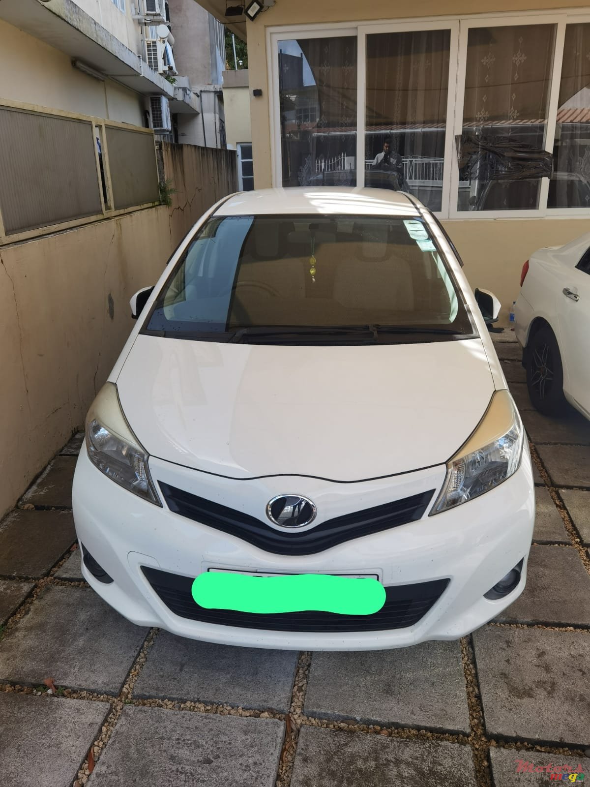 2012' Toyota Vitz photo #2